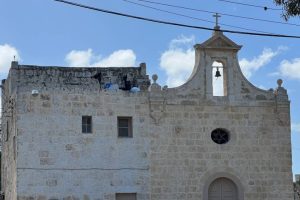 A run down chapel with a bell and a few small windows, wery simple in decoration