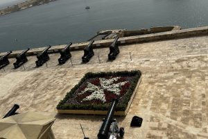 Barrakka gardens cannons overlooking the grand harbour